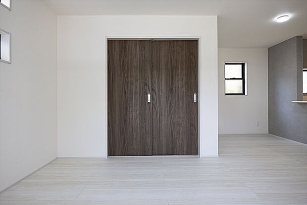 リビング隣には引込戸で仕切られた個室もございます。書斎や物置等多様に活用いただけます。