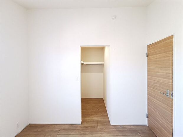 洋室5.25帖収納ウォークインクローゼット付き