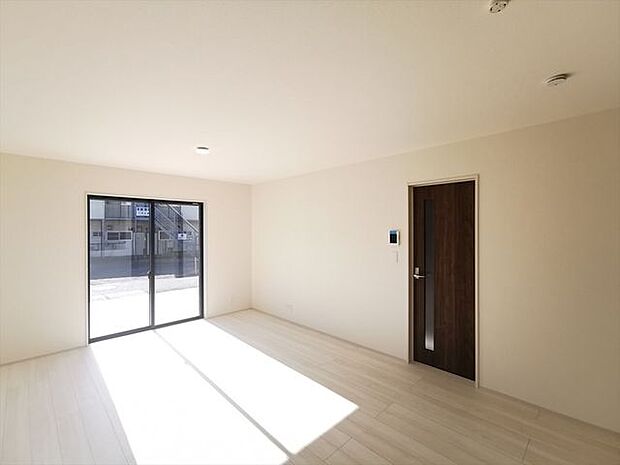 リビングたっぷり陽射しが降り注ぐリビング、大窓からの見晴らしも良好です。眺望や陽当りをぜひ現地にてご体感ください