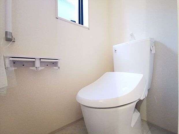 トイレトイレ冬場でもひやっとしない温水洗浄便座を採用