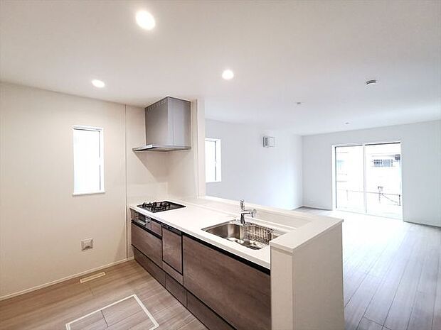 対面キッチンなので、リビングダイニングで学習するお子様を見守りながらお料理することもできます。家族との会話も弾みますね。