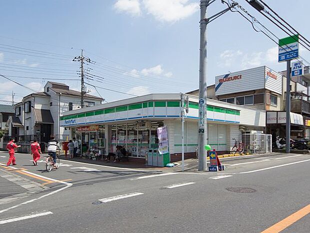 ファミリーマート入曽店 徒歩5分。 330m
