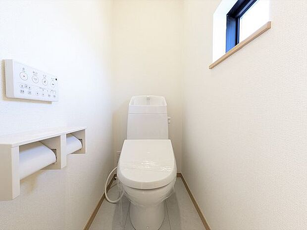 1階トイレ冬場でもひやっとしない温水洗浄便座を採用。