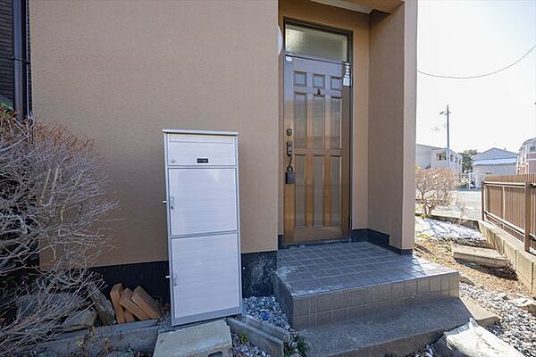 玄関前はゆとりあるアプローチ。大型ポスト付きで不在時の荷物受け取りもスムーズに行えて安心です。来客対応もスマート。