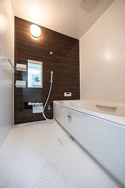 木目パネルが上質なバスルーム。操作パネル付き。足が伸ばせる広さで、リラックスタイムを楽しめます。