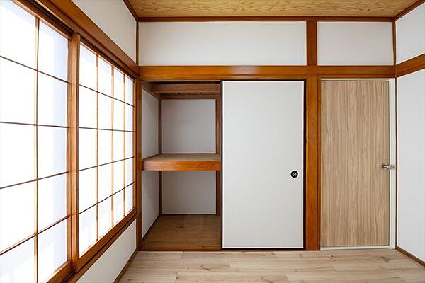押入れは上下段で収納力大。布団や季節物、思い出の品までまとめてすっきり片付けられて便利な収納です。