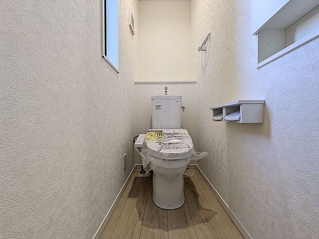 1階トイレ冬場でもポカポカな温水洗浄便座を採用。