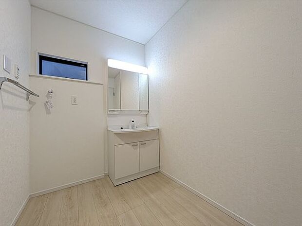 ゆとりの洗面スペースで朝の身支度もスムーズに。