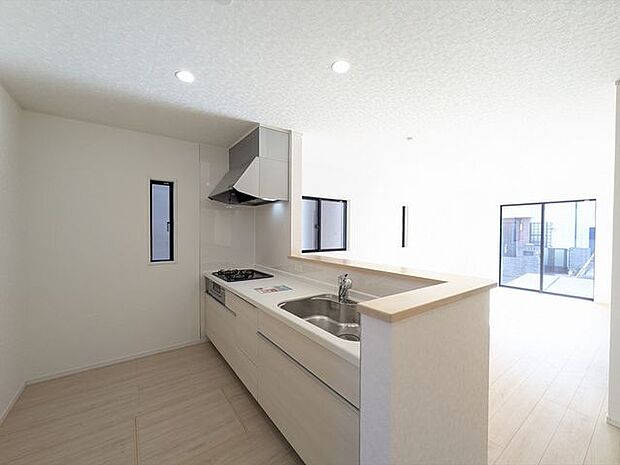 キッチン対面キッチンなので、リビングダイニングで学習するお子様を見守りながらお料理することもできます。家族との会話も弾みますね。