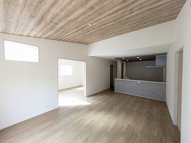 たっぷり陽射しが降り注ぐリビング、大窓からの見晴らしも良好です。眺望や陽当りをぜひ現地にてご体感ください。