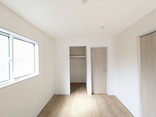 南側洋室6帖 衣類はもちろん季節物もたっぷり収納できるウォークインクローゼット