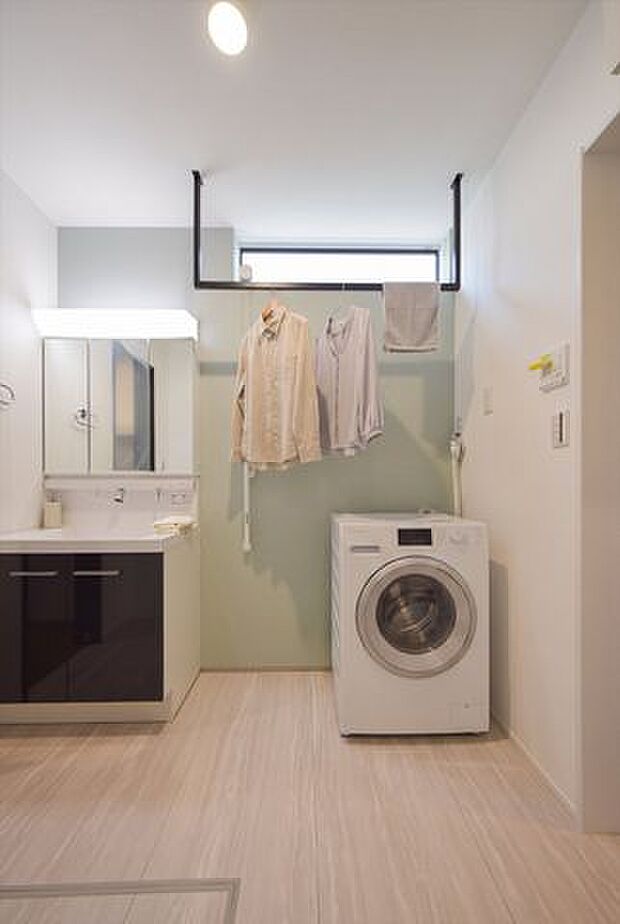 3号棟 洗面室ステージング(調度品・家具は含まれておりません)ゆとりの洗面スペースで朝の身支度もスムーズに。