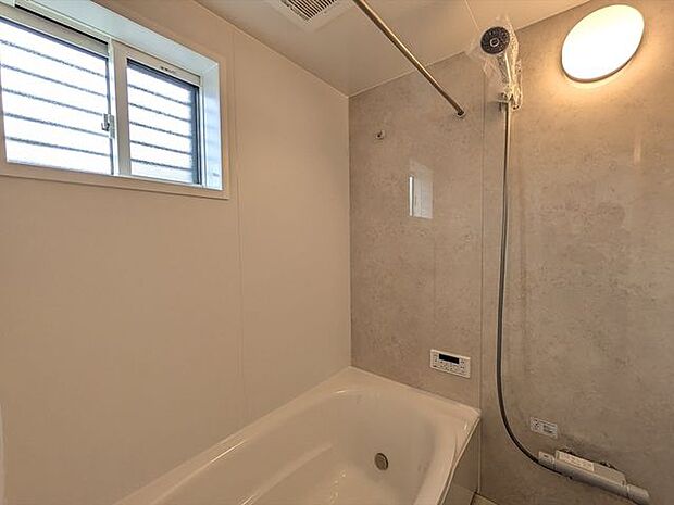 バスユニットはゆとりの1坪タイプ。仕事や学校、部活動で疲れて帰ってきた家族のリラックスタイムを演出してくれます。お子様と一緒でも余裕の広さです!