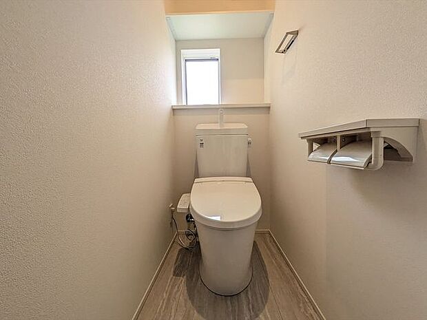 トイレ1階トイレ冬場でもポカポカな温水洗浄便座を採用。