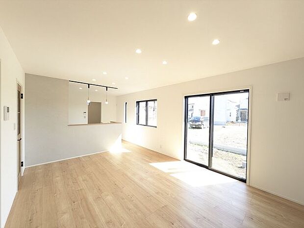 たっぷり陽射しが降り注ぐリビング、大窓からの見晴らしも良好です。眺望や陽当りをぜひ現地にてご体感ください。