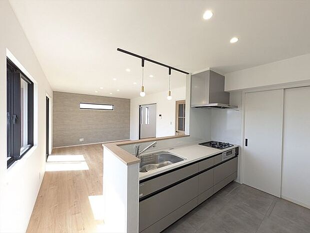 対面キッチンなので、リビングダイニングで学習するお子様を見守りながらお料理することもできます。家族との会話も弾みますね。