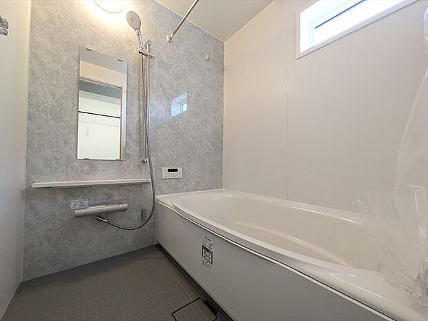 バスユニットはゆとりの1坪タイプ。仕事や学校、部活動で疲れて帰ってきた家族のリラックスタイムを演出してくれます…お子様と一緒でも余裕の広さです!