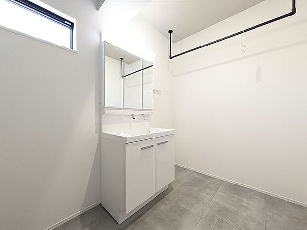 ゆとりの洗面スペースで朝の身支度もスムーズに。