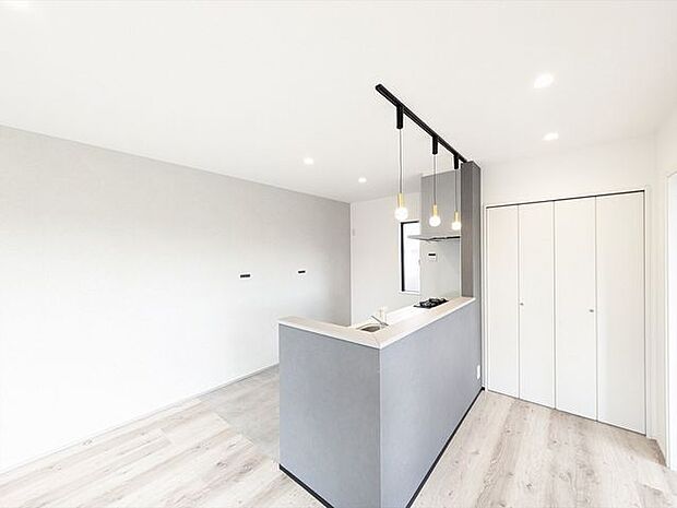 対面キッチンなので、リビングダイニングで学習するお子様を見守りながらお料理することもできます。家族との会話も弾みますね。