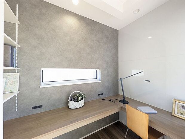 出窓カウンターには、お気に入りの小物や植物をディスプレイして楽しんで。