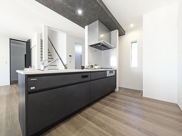 キッチン会話が弾むオープンエアなカウンタータイプの対面キッチン