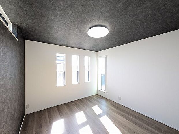 寝室7帖寝室からバルコニーにも出入りできるので、お布団も干せますね。