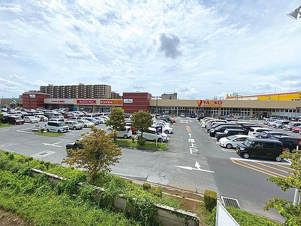 マーケットシティ入曾 徒歩9分。 720m