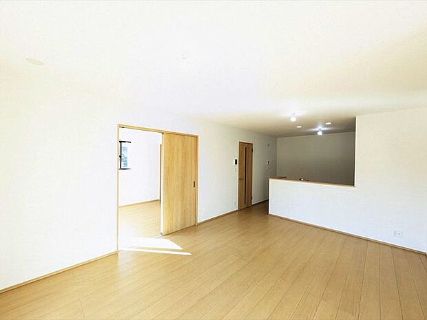 LDK+隣接和室、間仕切りわ開放すれば計20.5帖のおもてなしスペースとしてもご活用頂けて便利です。