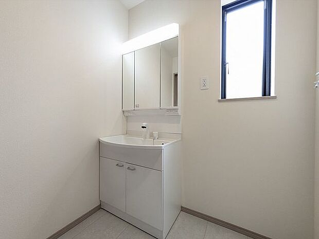 洗面室ゆとりの洗面スペースで朝の身支度もスムーズに。