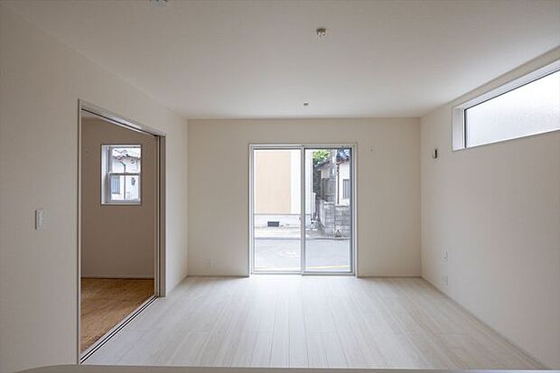 南向きの掃き出し窓から自然光がたっぷり差し込む明るいLDK