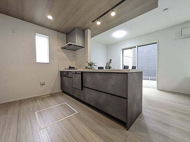 キッチン会話が弾むオープンエアなカウンタータイプの対面キッチン嬉しい食洗機付き!
