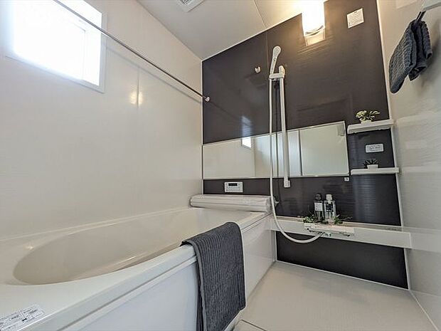 バスユニットはゆとりの1坪タイプ。仕事や学校、部活動で疲れて帰ってきた家族のリラックスタイムを演出してくれます…お子様と一緒でも余裕の広さです!