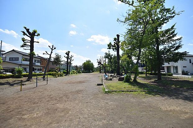 東町公園 徒歩30分。 2370m