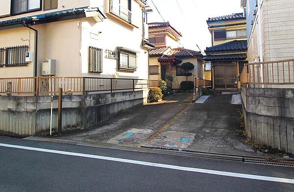 幅員約6ｍの前面道路は車の出し入れがしやすくなっています。
