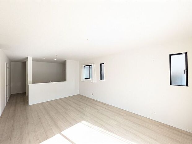 B号棟 リビング家族団らんの時間も増えそうなくつろぎのLDK20帖(パントリー含む)