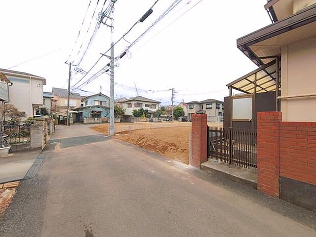 前面道路を含む外観写真