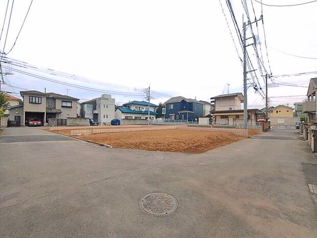 前面道路を含む外観写真