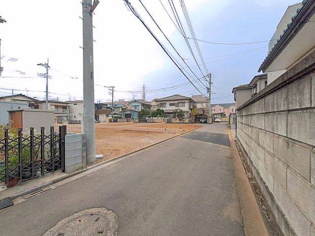 前面道路を含む外観写真