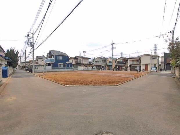 前面道路を含む外観写真