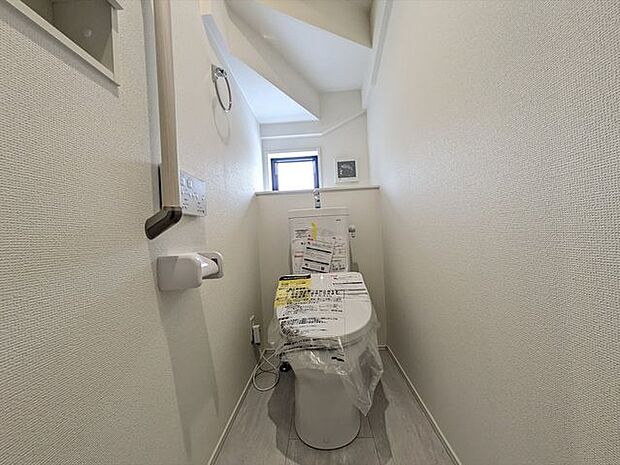 1階トイレ冬場でもポカポカな温水洗浄便座を採用。