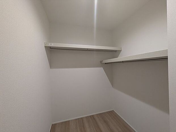 生活動線(朝の支度・帰宅時)がスムーズになる起きて1階に降りてから、着替え・洗面・朝食が一つの階で完結します。また、帰宅後にコートやカバンをすぐしまえるため、リビングにモノが散らかりません。