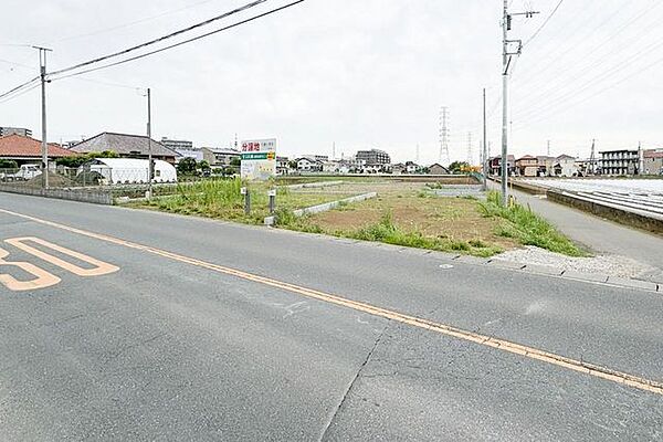 綺麗な整形地　用途多彩な広い道路面の土地33坪