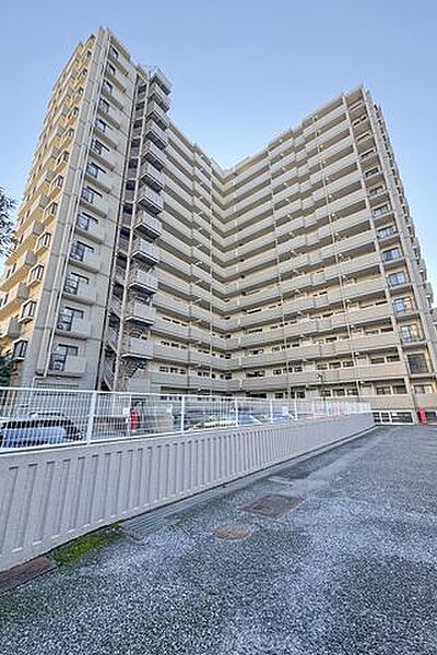 3駅3路線利用可。通勤通学に便利です。小学校まで徒歩約10分