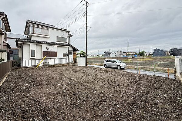 土地奥側から撮影。水路があるので開放感があります。