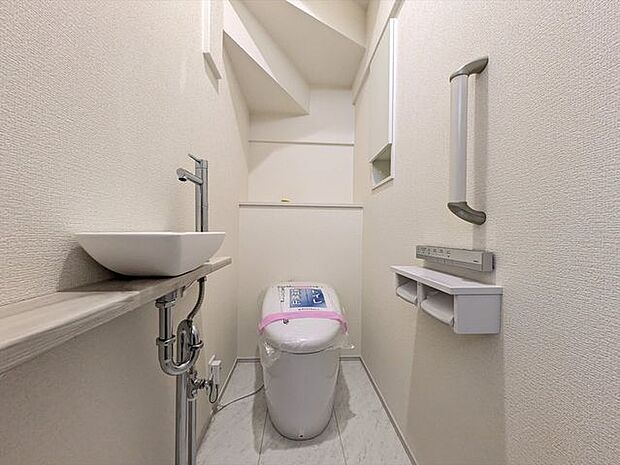 1階トイレ冬場でもポカポカな温水洗浄便座を採用。