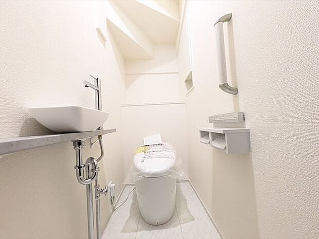 1階トイレ冬場でもポカポカな温水洗浄便座を採用。