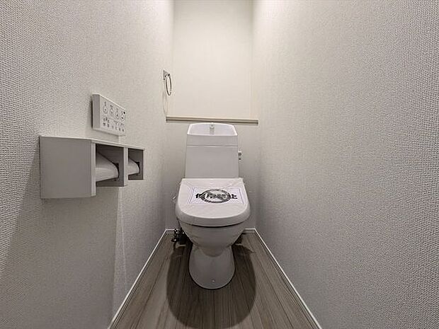 1階トイレ冬場でもひやっとしない温水洗浄便座を採用