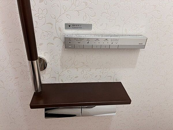 トイレ1階トイレ冬場でもポカポカな温水洗浄便座を採用。