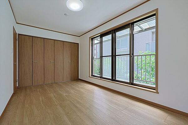 大きなクローゼット付きの寝室。