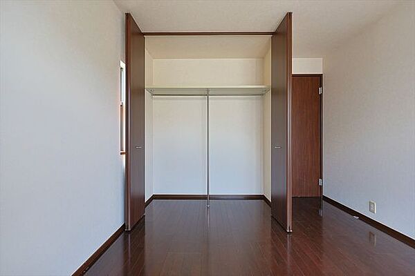衣類をすっきり整理できるクローゼット付き